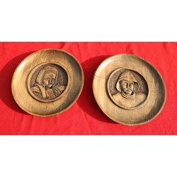 2 assiettes décoratives personnages breton en bois signée FERREY
