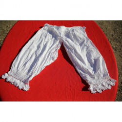 Culotte fendue ancienne en coton blanc, bas en crochet circa 1900